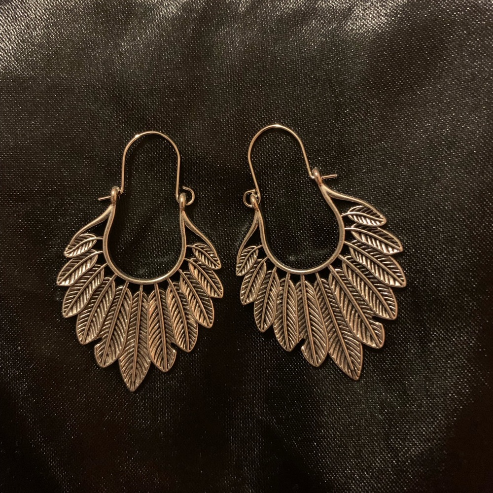 New! Silver tone boho feather hoop earrings